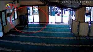 Pelaku Pencurian Al-Quran Terekam Kamera CCTV