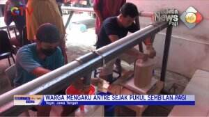 Antre Membeli Minyak Goreng Curah Murah