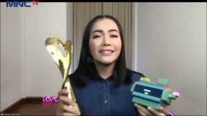 Bikin Haru, Denada Pemenang Nominasi Inpiring Mom