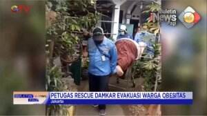 Damkar Evakuasi Warga Obesitas