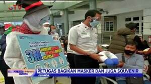 Moment Natal, Manusia Salju Membagikan Masker Dan Souvenir Di Stasiun Pasar Senen