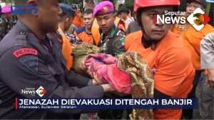 jenazah Dievakuasi Ditengah Banjir
