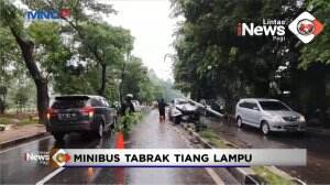 Minibus Tabrak Tiang Lampu