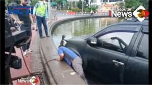Mobil SUV Terjun Ke Kolam Patung Kuda