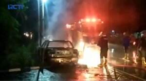 Tau Mobilnya Terbakar, Pengemudi Langsung Melarikan Diri