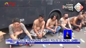 Petugas Sweeping Markas GMBI Pasca Rusuh