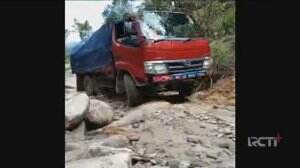 Viral! Jalan Rusak Mirip Sungai Kering
