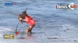 Peselancar Kuta Tergulung Sampah