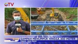 Pengerukan Sampah Di Bantaran Kalibaru