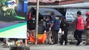 Polisi Mengevakuasi Kantong Jenazah