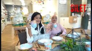 Titi Kamal Sibuk Belanja Lebaran