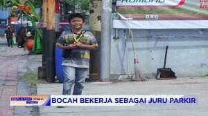 Seorang Bocah Bantu Orang Tua Bekerja Sebagai Juru Parkir