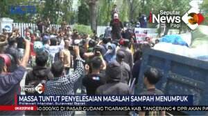 Unjuk Rasa Di Depan Kantor Bupati