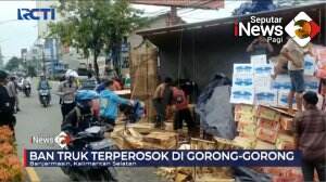 Truk Bermuatan Buah Terguling