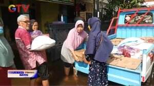 Ibu-Ibu Kumpulkan Uang Untuk Menolong Korban Banjir Di Pekalongan