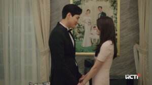 Jin Su Woo memperlihatkan barang - barang miliknya yang sama dengan Da Kyung