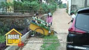 Gerobak Pak Sakim Hampir Menabrak Mobil