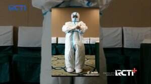 Begini Repotnya Para Tenaga Medis Menggunakan Hazmat