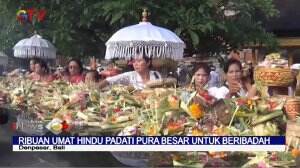Ribuan Umat Hindu Bali Penuhi Pura Agung di Denpasar Rayakan Galungan