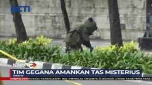 Petugas Evakuasi Tas Mencurigakan Di Bundaran HI