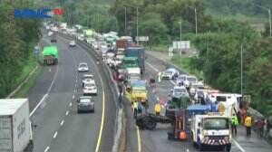 Kecelakaan Truk Kontainer Dan Mini Bus Di Km 91 Tol Purbaleunyi