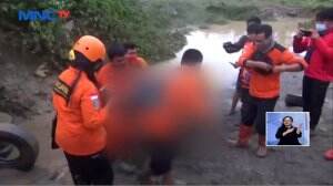 Petugas Evakuasi Jasad Korban Banjir di Sungai