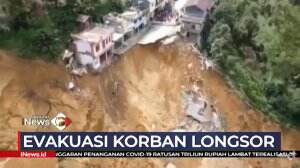 TNI-Polri Evakuasi Korban Longsor di Palopo, Sulawesi Selatan