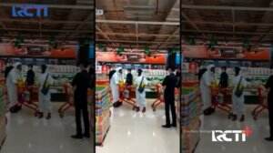 Miris! Tenaga Medis Pakai Jas Hujan, Orang Awam Belanja Pakai Hazmat ke Swalayan