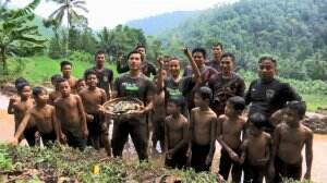 Host Bersama Bocah-Bocah Melakukan Kegiatan Menangkap Ikan Atau Biasa Disebut Ngagogo Lauk - Travel Addict Eps. 129
