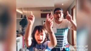 Keseruan Selebriti Main Tiktok Dirumah