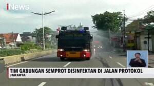 Polisi Semprot Disinfektan Sejumlah Jalan Protokol di Jaktim Dengan Mobil Water Canon