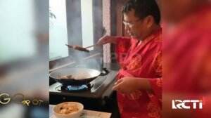 #DirumahAja, Hotman Paris Masak Untuk Anak Istri
