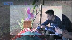 Baim Wong Berziarah Ke Makam Almh. Ibunda Tercinta