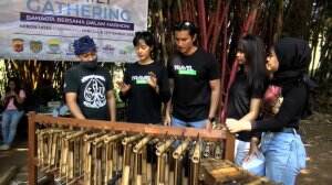 Keseruan Tradickers Kolaborasi Main Alat Musik Tradisional - Travel Addict Eps. 148