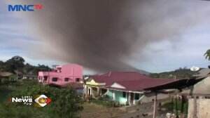 Erupsi Gunung Sinabung Membuat Kota Berastagi Ditutupi Abu Vulkanik