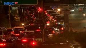 Jalur Puncak Padat Merayap Di Malam Hari