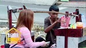 Irma Membantu Pak Udin Berkeliling Berjualan Bakso