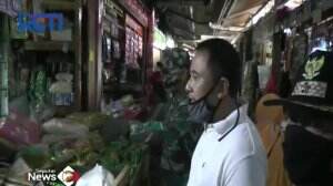 Petugas Datangi Pasar Untuk Menguji Usap Masal Para Pedagang