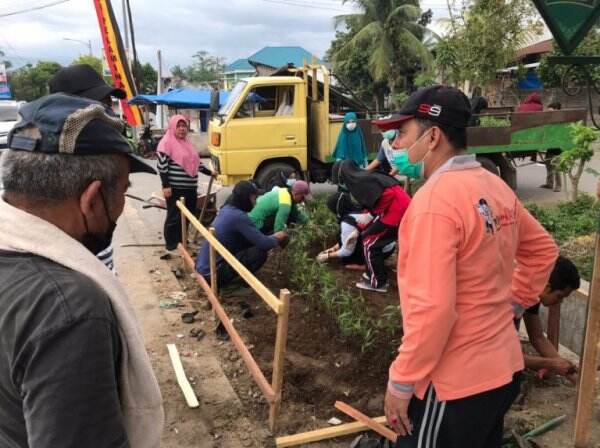 Kreatif, Mahasiswa Poltekes Kelurahan Nan Balimo Rubah Lokasi Pembuangan Sampah Ilegal Jadi Indah