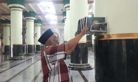 Sicepat-Baznas Bagikan Alat Kebersihan untuk 200 Masjid
