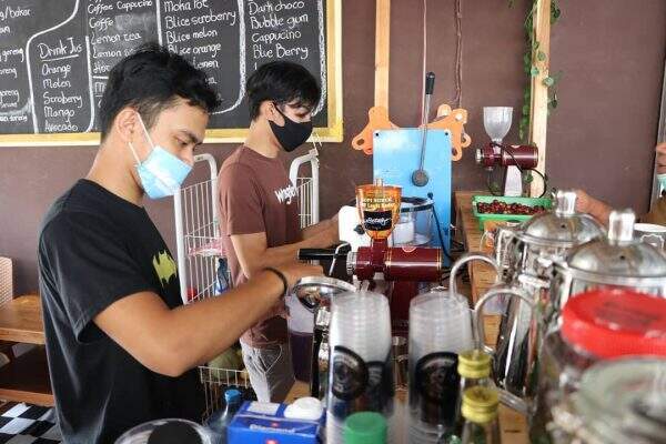 Nikmat..! Leuit Baduy Cafe Sajikan Produk Kopi Asli Lebak