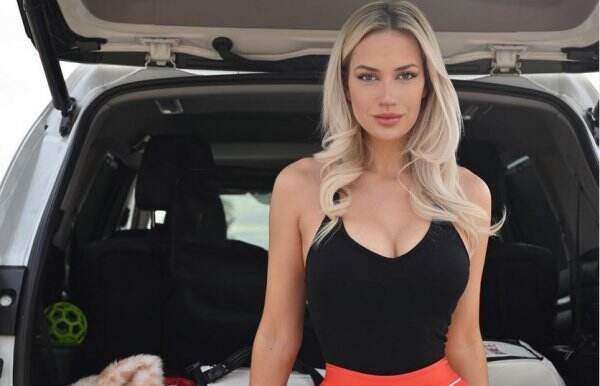 Tengok Gaya Unik Paige Spiranac saat Main Golf