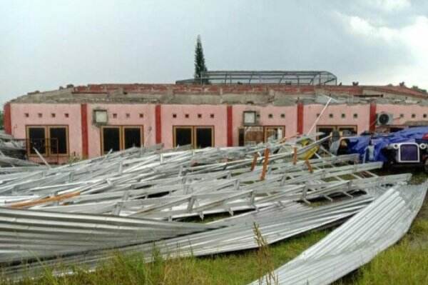 Atap Bangunan Rusak Diterjang Angin Kencang, Wisata Sanggaluri Park Ditutup