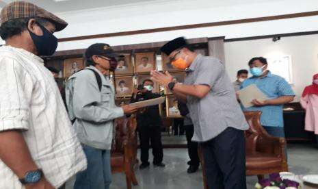 Penarik Becak dan Kusir Delman di Sukabumi Terima Bantuan
