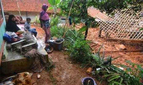 Satu Orang Tewas Tertimbun Longsor di Bandung