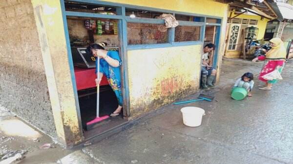 Banjir di Cipinang Melayu Surut, Petugas Bersihkan Sampah di Kali Sunter, Warga Sibuk Bersih-bersih Rumah