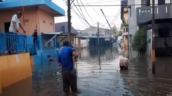 Banjir 1 Meter Masih Merendam Komplek Dosen IKIP di Jati Asih Bekasi