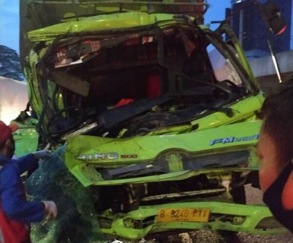 Dump Truck Ringsek Usai Kecelakaan di Tol Jor Arah Pondok Indah
