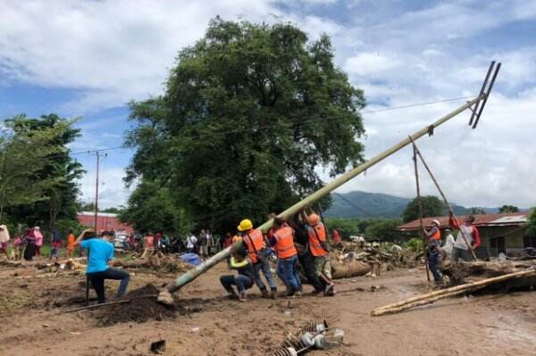 Beres-beres PLN Pasca Siklon Seroja, 593.881 Pelanggan Kembali Nikmati Listrik
