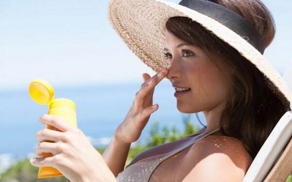 Apakah Cukup Pakai Makeup dengan SPF Tanpa Gunakan Sunscreen?